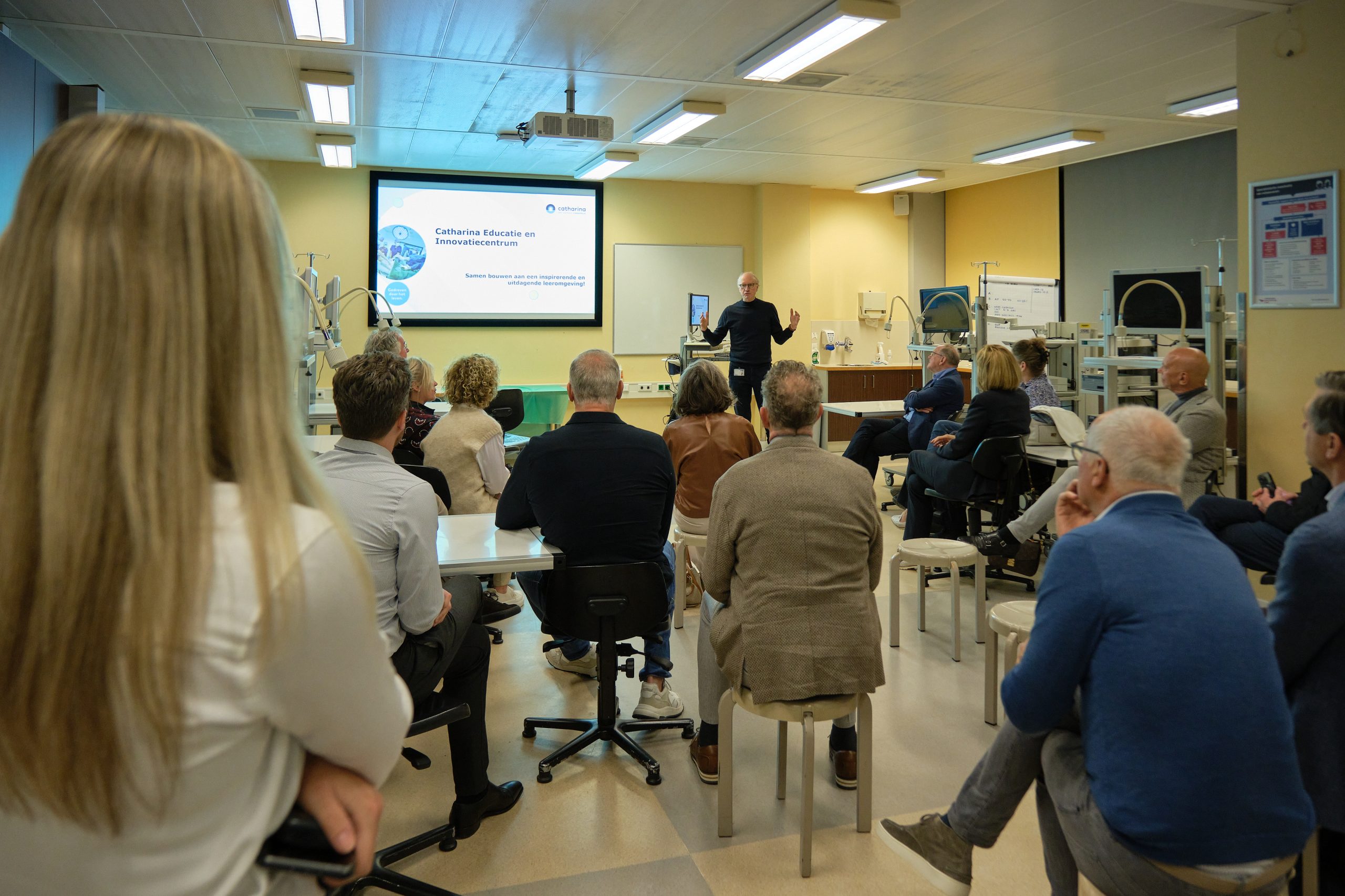 Frank Smeenk geeft uitleg in het skillslab