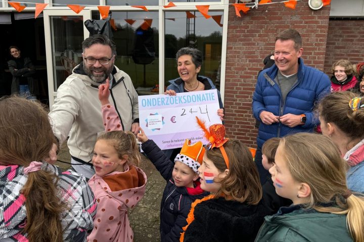 Afscheidsfeest Juffrouw Sophie levert 2445 euro op voor het  Catharina Onderzoeksfonds