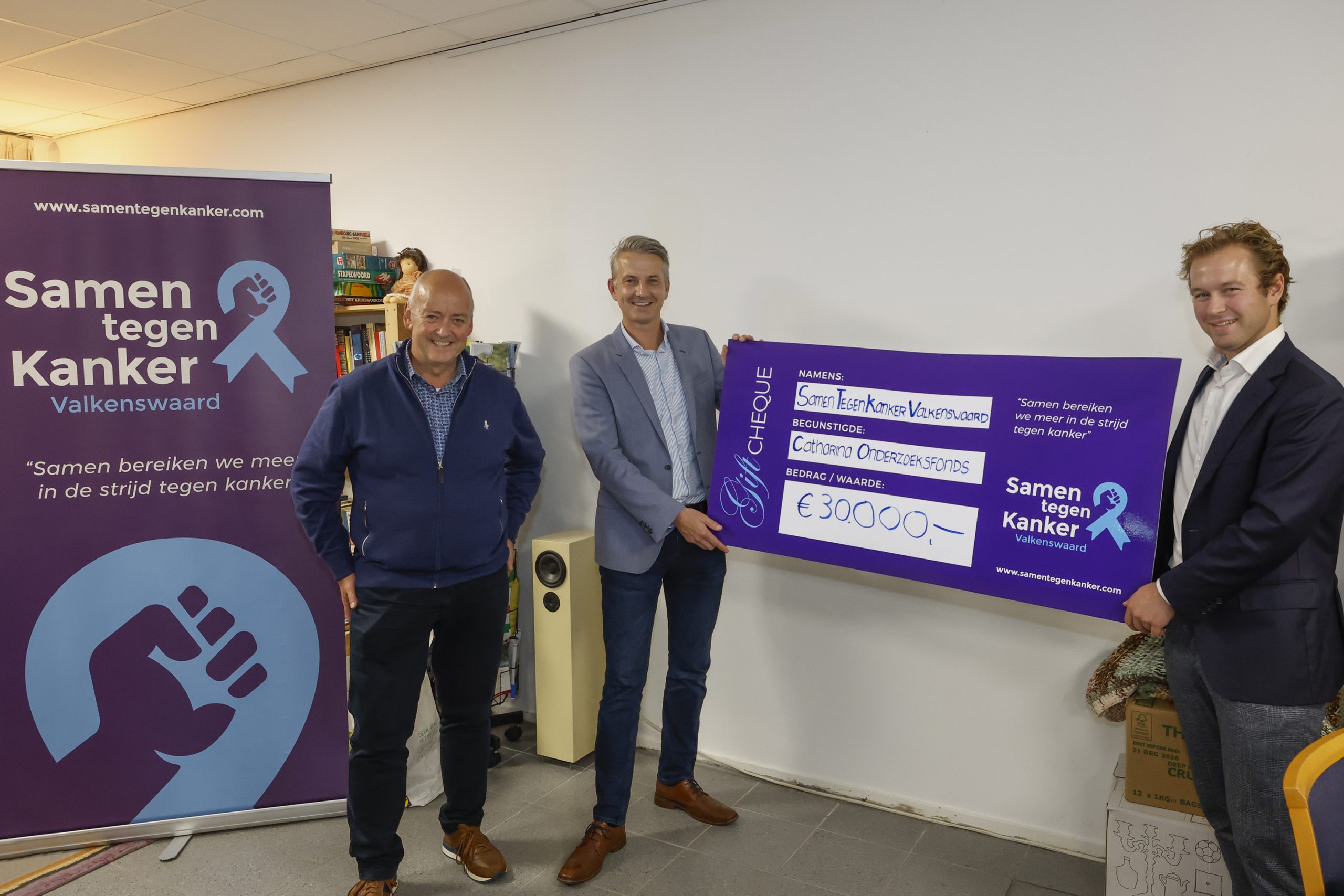 Peter Smits (links) doneerde namens Samen tegen Kanker Valkenswaard 30.000 euro aan het Catharina Onderzoeksfonds. Oncologisch chirurg Pim Burger (midden) en arts-onderzoeker Teun van den Heuvel namen de cheque in ontvangst.